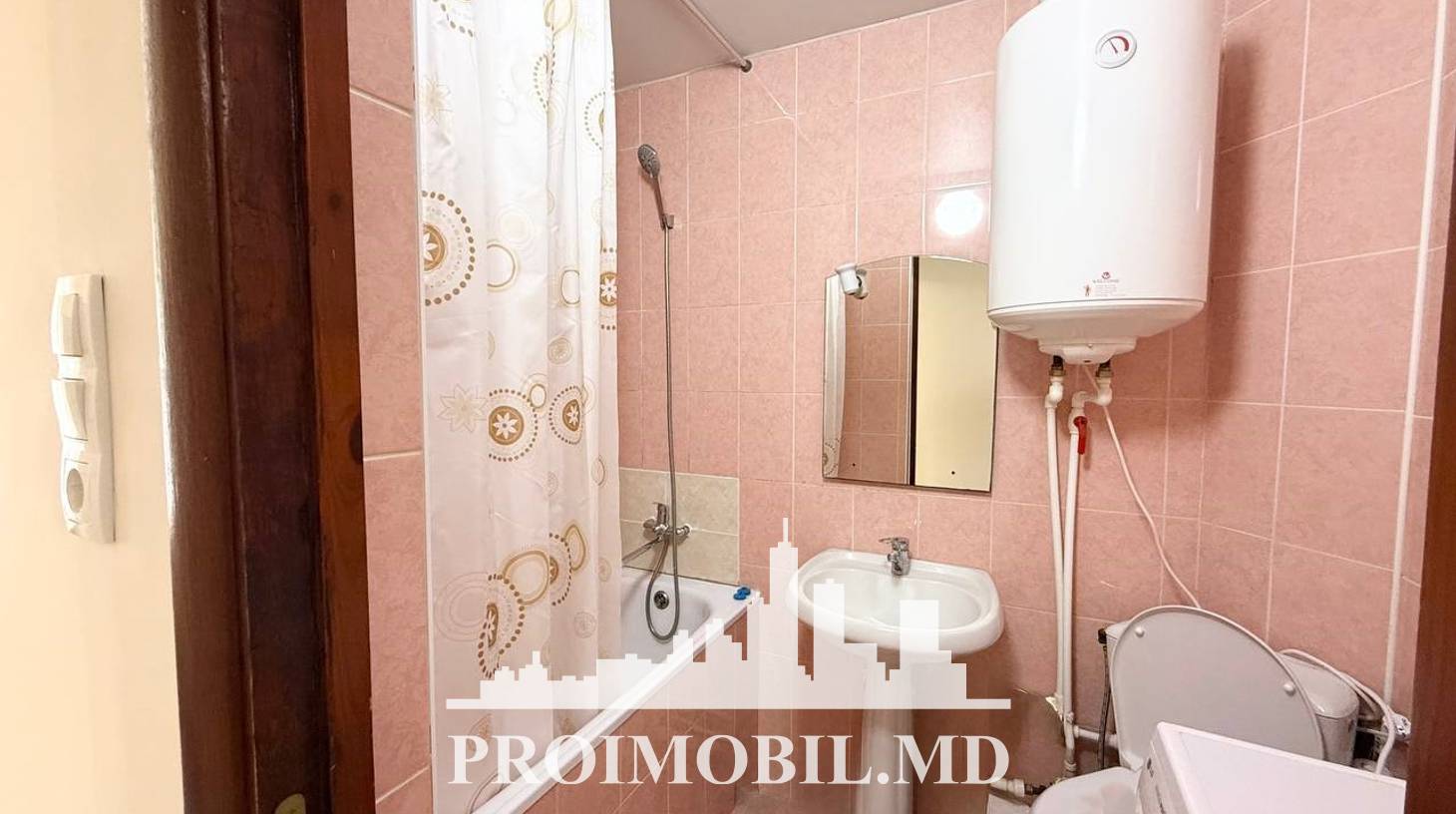 https://images.proimobil.md/XL0CisoDfDZd_yi5HU6ExRNX7NQjAU08uvmGqX8pi9Y/watermark:0.75:so:0:30:0.39/resize:fill:1460:816:1/gravity:ce/bG9jYWw6Ly8vZXN0YXRlL2xyL2IwODYxZTE5LTZiZDktNGRjMC1iODU1LTQxZDliZjU1ZmQyZi5qcGVn