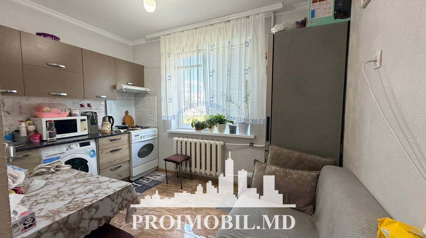 https://images.proimobil.md/XP1qHd5mobt2qCyRw2xDsoYSx_bJm0sxR1MsH3ZhF_A/watermark:0.75:so:0:30:0.39/resize:fill:1460:816:1/gravity:ce/bG9jYWw6Ly8vZXN0YXRlL2xyLzBlMmY1ZTU2LWVlYmYtNDcxZS1hNmQxLWU5OTNiNDQyNzMwMi5qcGVn