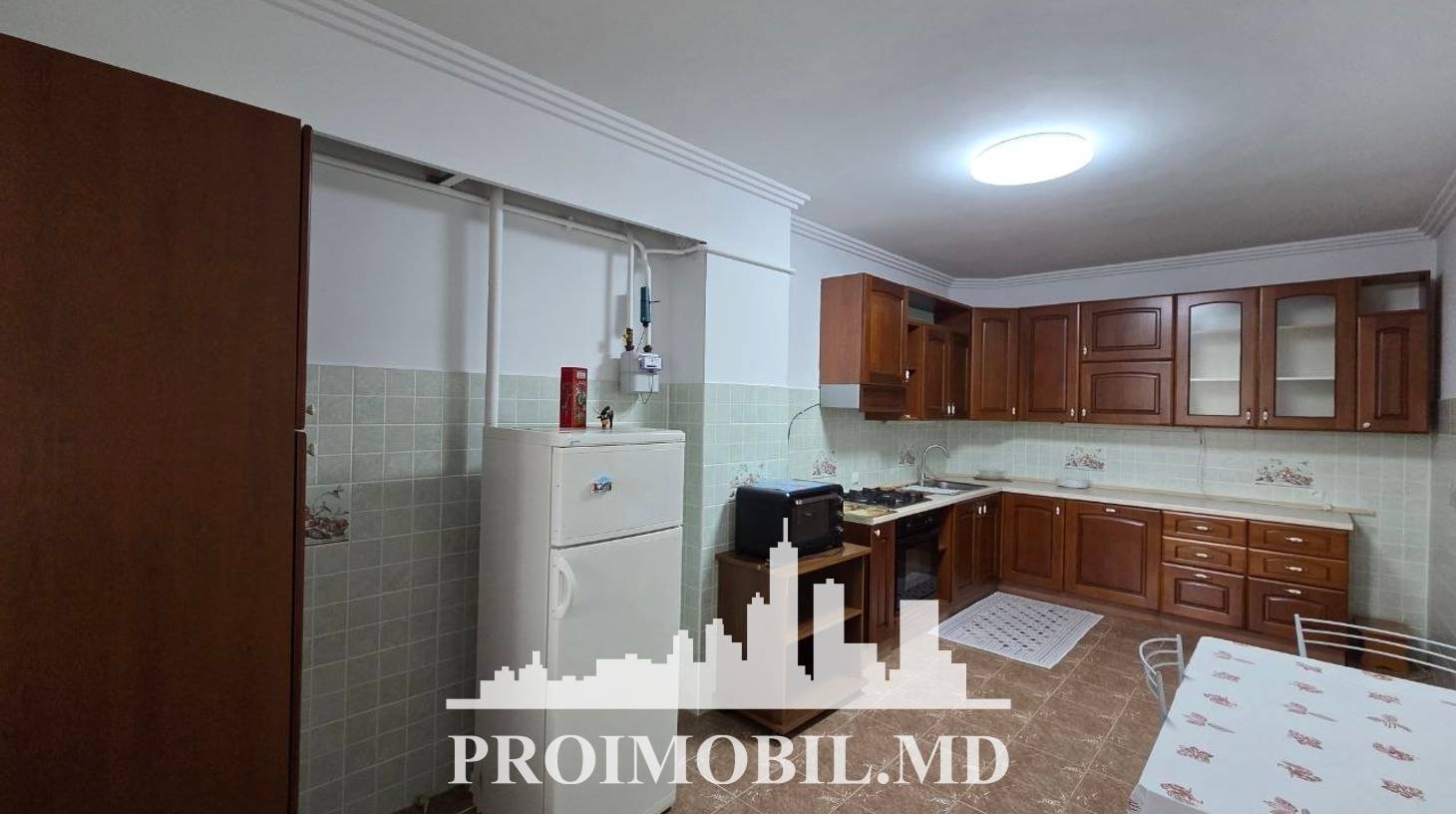 https://images.proimobil.md/XTjbesrPSDhcp7Lx0BLzWHg7Z2rDVruKO4U65k7Ykvc/watermark:0.75:so:0:30:0.39/resize:fill:1460:816:1/gravity:ce/bG9jYWw6Ly8vZXN0YXRlL2xyLzZjMmIzYzQ2LWE5M2UtNDAxNy05ZDM4LTQyYTAxNTJiMTgxZi5qcGVn