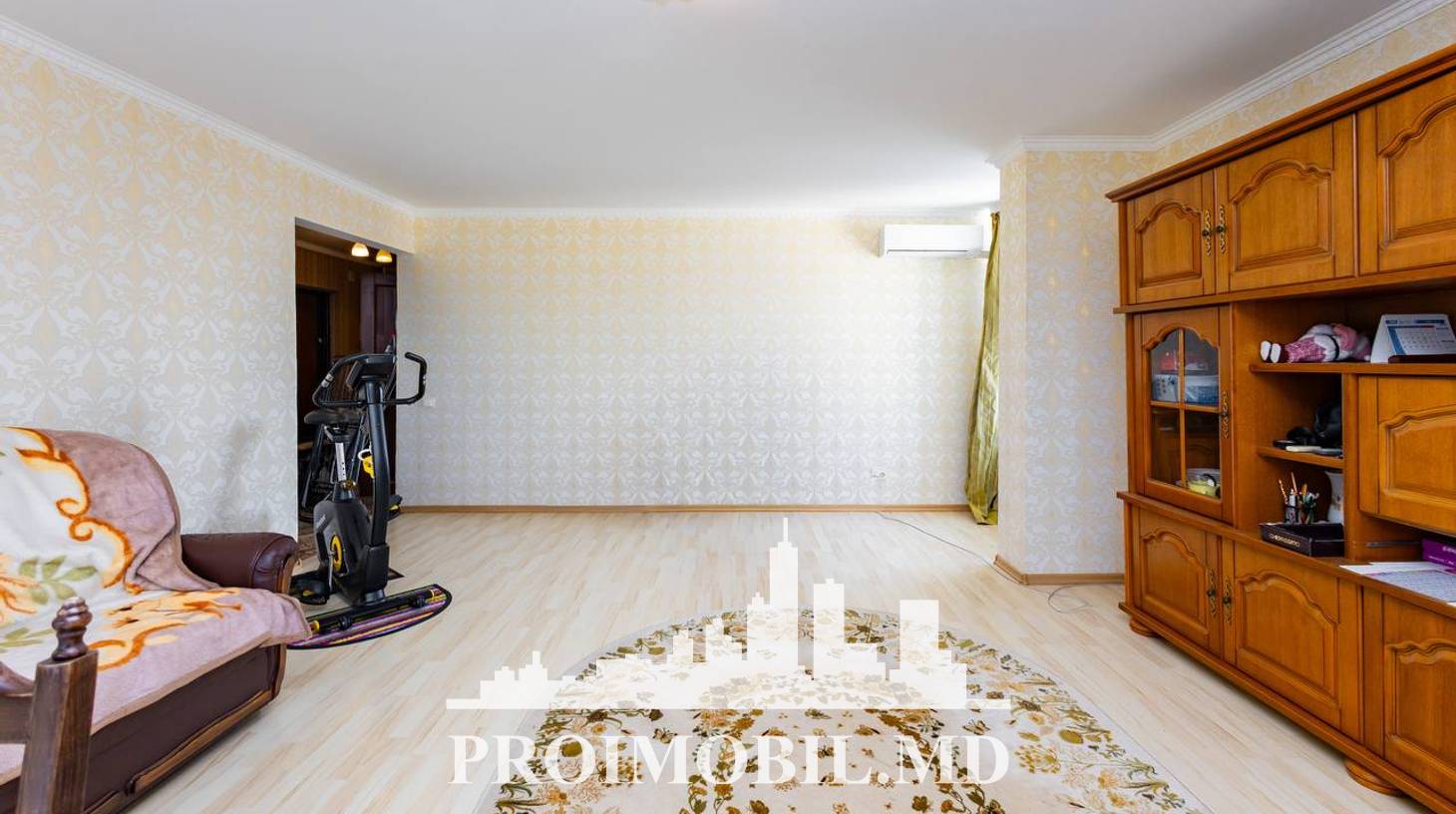 https://images.proimobil.md/XaEBILIgMaLIeizErXFOUhmFRI1Re6CUSxoulc5uGAE/watermark:0.75:so:0:30:0.39/resize:fill:1460:816:1/gravity:ce/bG9jYWw6Ly8vZXN0YXRlL2xyLzgxZTEwN2Y2LTY5YTYtNDBlNS04MjBlLTdhYjU0ZWFmMjgzMC5qcGVn