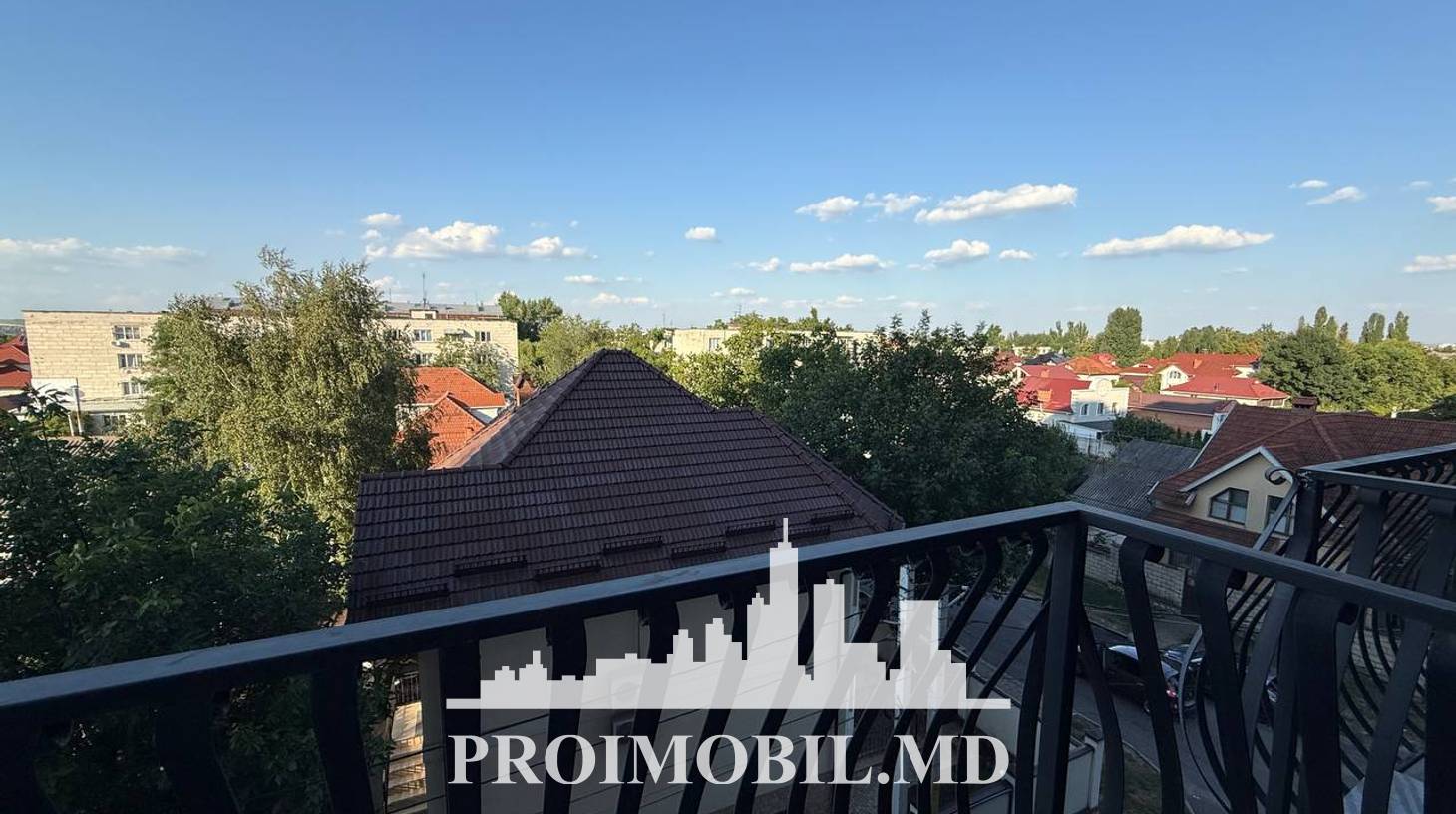 https://images.proimobil.md/XbnCVByv2IIc9SpCV3Wc3a1DmmVYookwfuy9ZUPN2eI/watermark:0.75:so:0:30:0.39/resize:fill:1460:816:1/gravity:ce/bG9jYWw6Ly8vZXN0YXRlL2xyLzM2N2RhMGEwLTg2NzUtNDcwMC05NjI0LTdmNTM3YWM3NTIyNC5qcGVn