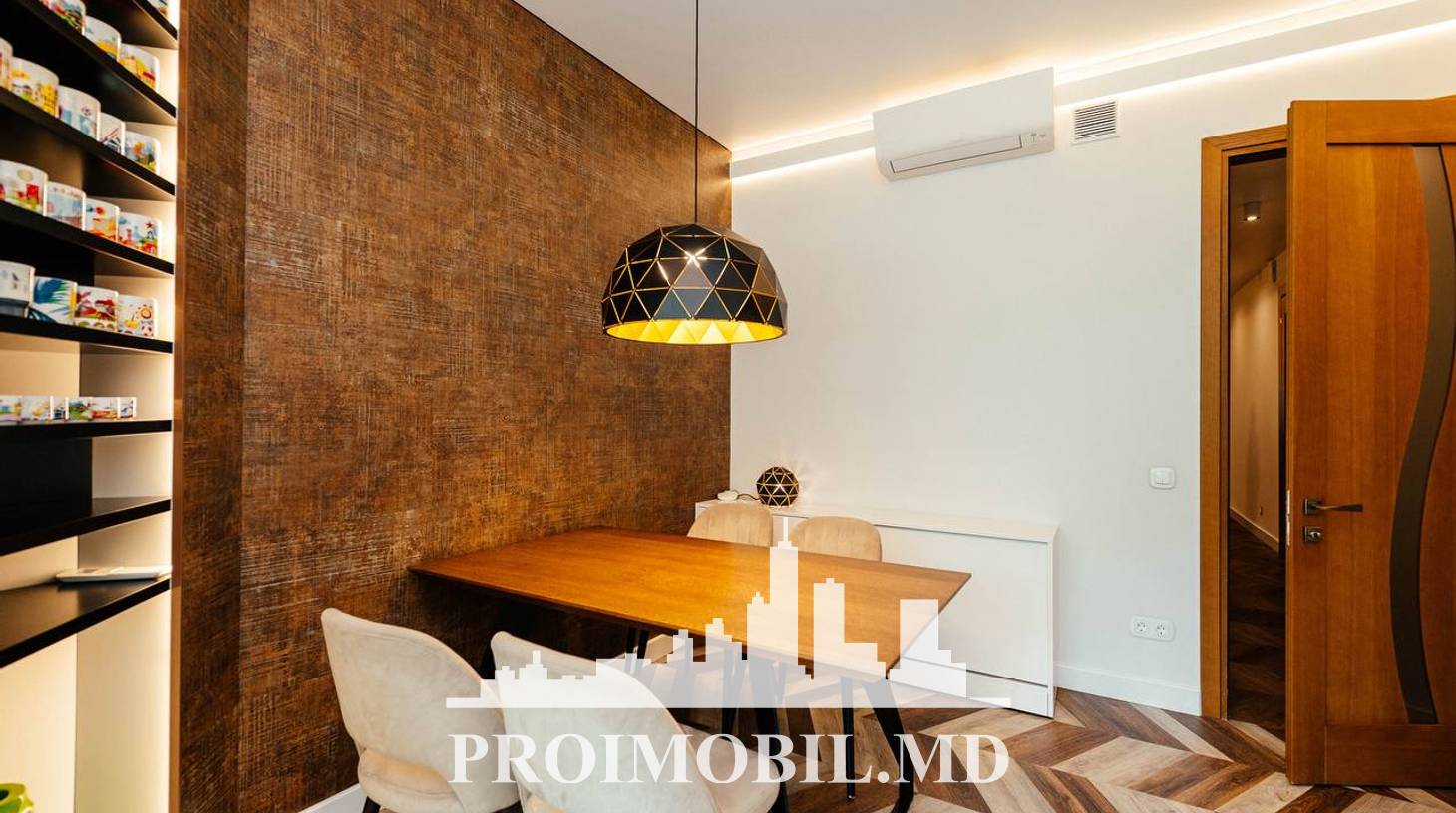 https://images.proimobil.md/XdybPkQwIY-KK77fpnHJ2-A7YGyBJGDkLVflK0LlzOA/watermark:0.75:so:0:30:0.39/resize:fill:1460:816:1/gravity:ce/bG9jYWw6Ly8vZXN0YXRlL2xyL2YxNWRlYzJlLTZiOTAtNDUwMy04MDJhLTgyMTlkYmIzYWZjZS5qcGVn