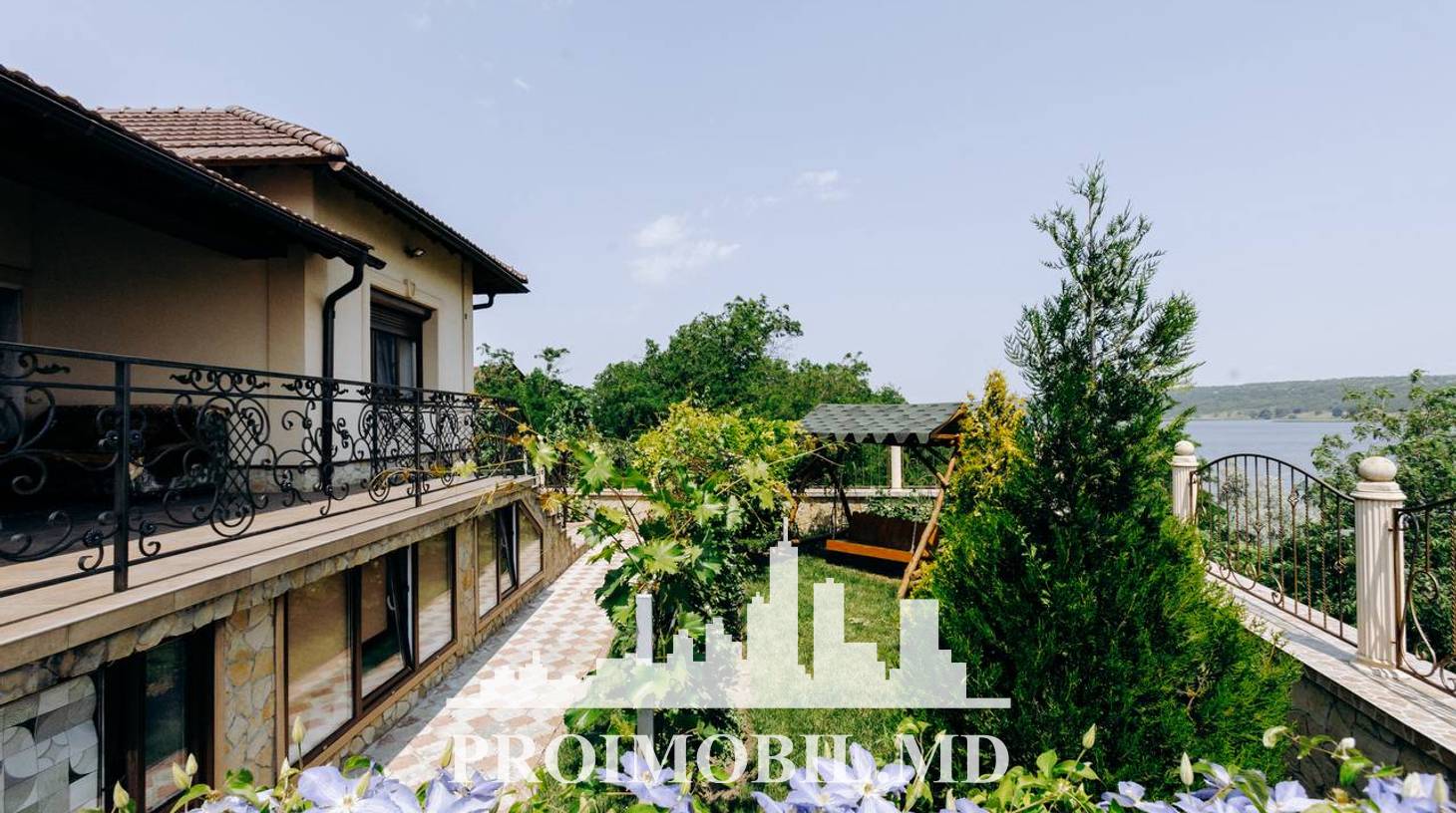 https://images.proimobil.md/XmdURFGgzNkBDsJ2jHN4VlGjubUGaSsWKE0jjS8Xa3g/watermark:0.75:so:0:30:0.39/resize:fill:1460:816:1/gravity:ce/bG9jYWw6Ly8vZXN0YXRlL2xyLzlhMjcyZDg5LWVjNGUtNGQ3My1hNGM4LTJiMjUwMzRhOGZkYS5qcGVn