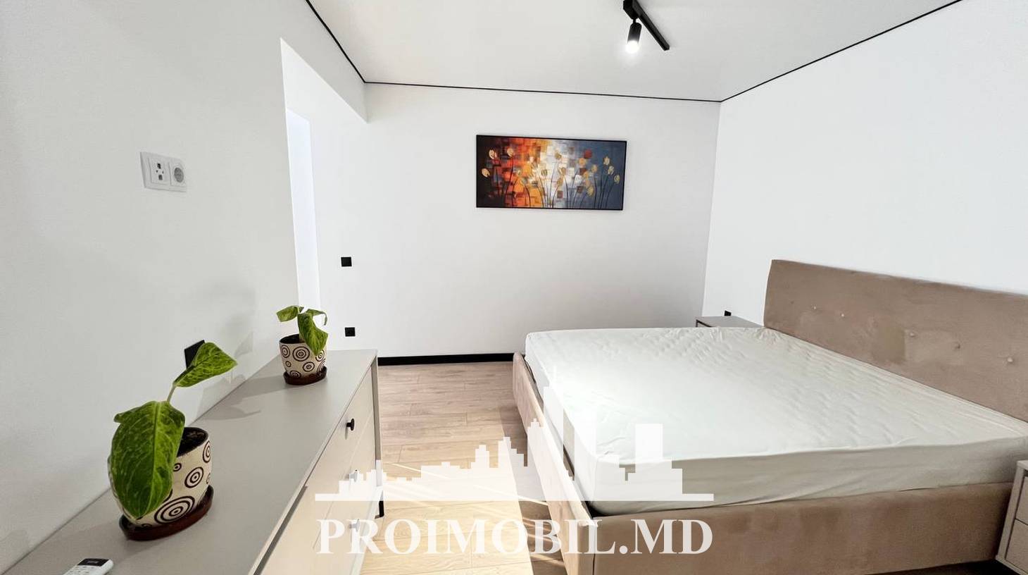 https://images.proimobil.md/XnxB1-DgfxzYvM4va_zn89_8RmS_x-4j0oFVNsPY8Lo/watermark:0.75:so:0:30:0.39/resize:fill:1460:816:1/gravity:ce/bG9jYWw6Ly8vZXN0YXRlL2xyLzJhZjBhZWJmLTkwMDctNDY1ZC04YWNiLWM0YTUwNjljOGVjZi5qcGVn