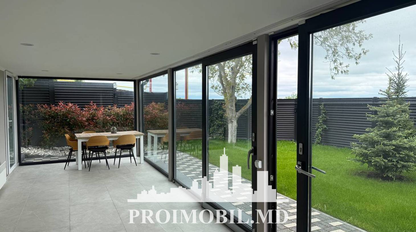 https://images.proimobil.md/XxN2ZiUDwD3P_NEZJDy8Oiqblb4I0z-ECN0im7hrXkk/watermark:0.75:so:0:30:0.39/resize:fill:1460:816:1/gravity:ce/bG9jYWw6Ly8vZXN0YXRlL2xyLzEzNTU2MjI5LTI1OWEtNDYyOC05MWYzLTI4OTRlOTUyYjA2OS5qcGVn
