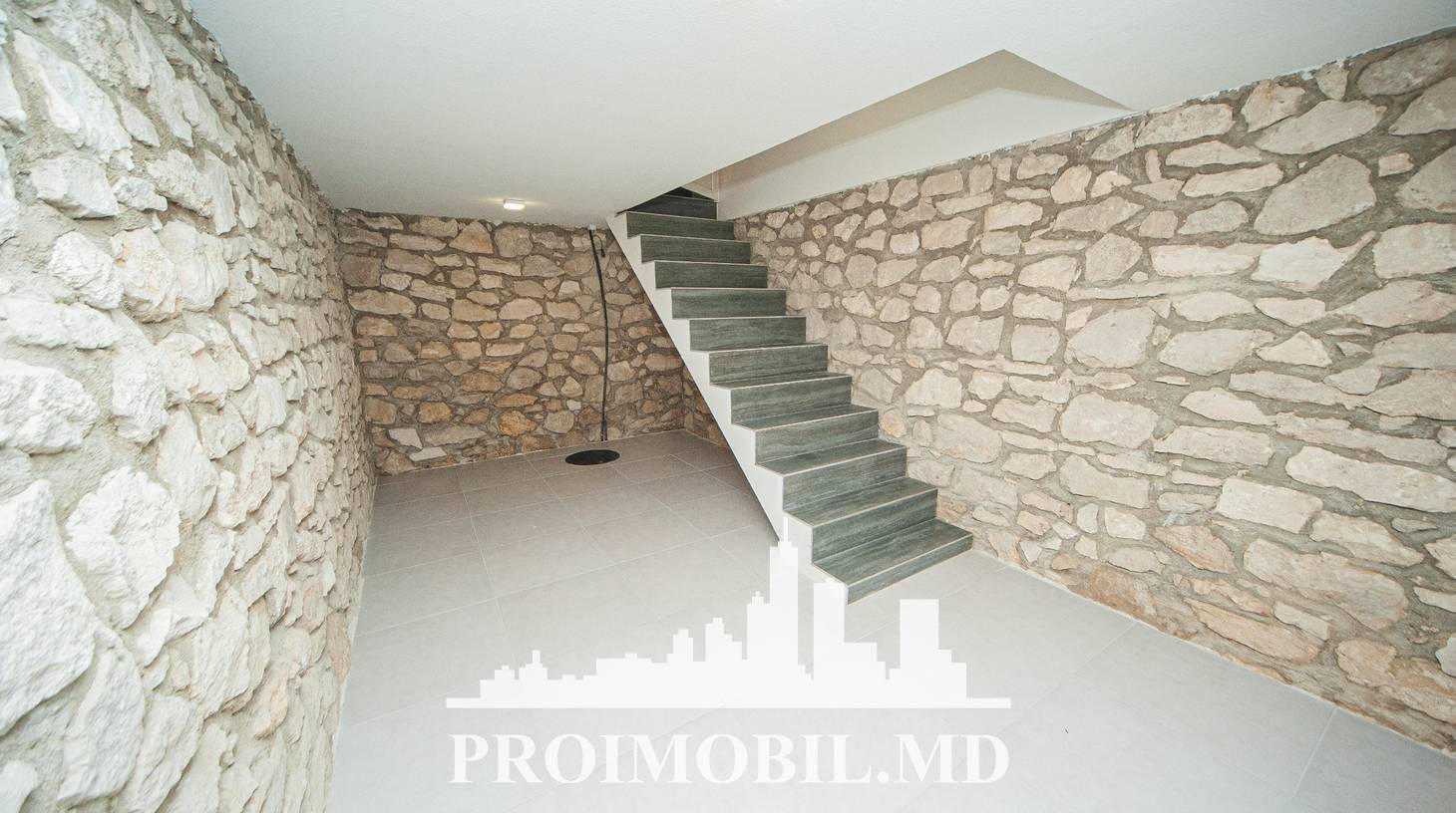 https://images.proimobil.md/Y6Wa5Bhkm-O8wps-vDDxXD2t_l1clT2tcRlEtLpi8CM/watermark:0.75:so:0:30:0.39/resize:fill:1460:816:1/gravity:ce/bG9jYWw6Ly8vZXN0YXRlL2xyLzc1MzRlYWU1LTNhNzQtNGVjOS1hY2Q3LTg0ZmU3OTA2ZGIzMi5qcGVn
