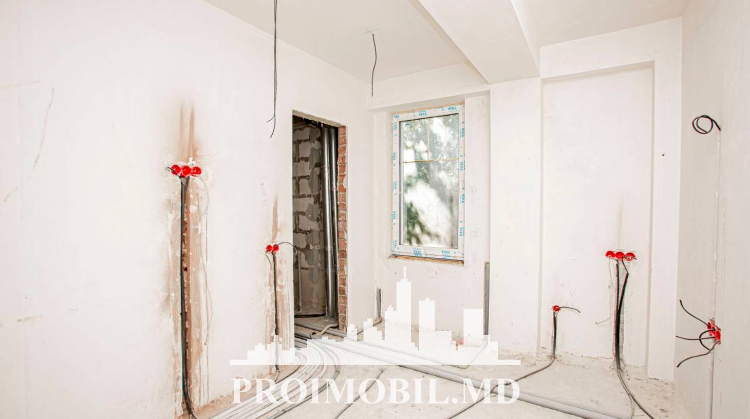 https://images.proimobil.md/YKkvFONAPSJaVh8hEww1hMUyv79aJRk8XhZTqOBrWVs/watermark:0.75:so:0:30:0.39/resize:fill:1460:816:1/gravity:ce/bG9jYWw6Ly8vZXN0YXRlL2xyL2QzM2VhZjUyLWRmOTUtNDdmMy04OTc0LTA0MWY5NjZhZjljOS5qcGVn