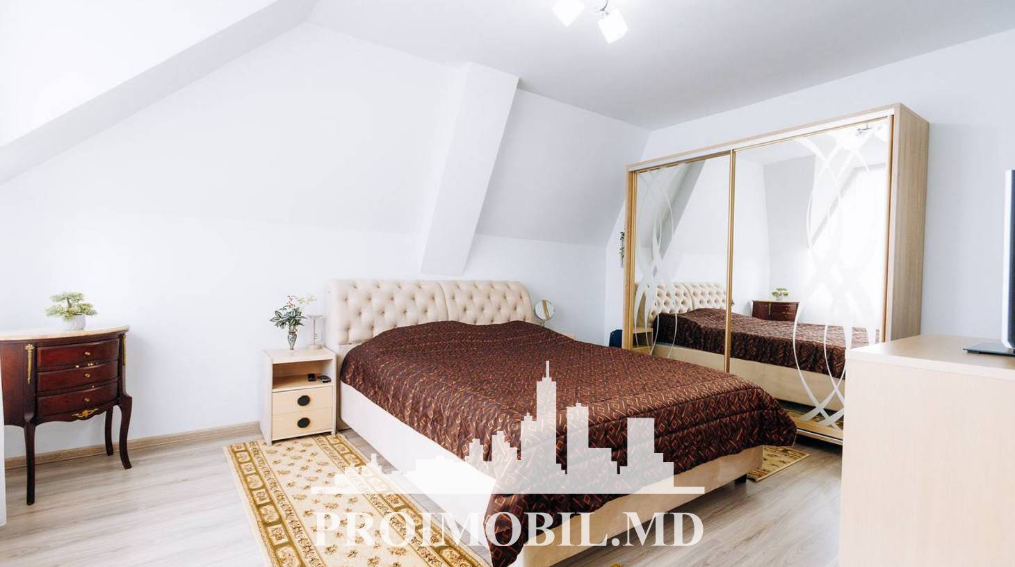 https://images.proimobil.md/YQdsbbYAv_zZ7E2KAY10G0RQGyixmGctWFyFp52v7Dw/watermark:0.75:so:0:30:0.39/resize:fill:1460:816:1/gravity:ce/bG9jYWw6Ly8vZXN0YXRlL2xyLzA4N2RmOTA1LWE2NjUtNDEyNS05MzBiLTQyNDZlMGMyNDNiYi5qcGVn