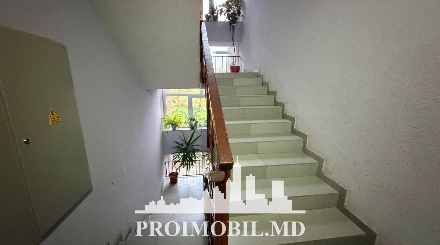 https://images.proimobil.md/YXdAKcMWpu7fhvtY5nX9qKiJEJkwn6XGnT5TPDaTEP4/watermark:0.75:so:0:30:0.39/resize:fill:1460:816:1/gravity:ce/bG9jYWw6Ly8vZXN0YXRlL2xyLzg5MzU2NWFkLWM4YTQtNDc1NC1iNmYxLWU2ZGEyNWViYWE4My5qcGVn
