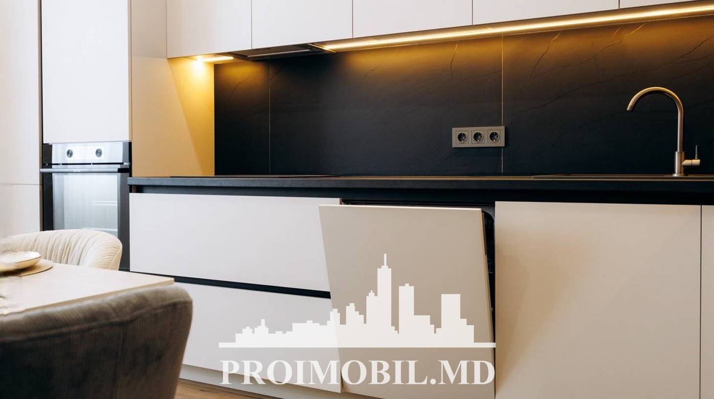 https://images.proimobil.md/YYL-gWVXEAWZaSnfuZdt6TUM9D5nNTa9-mVHIuWS36A/watermark:0.75:so:0:30:0.39/resize:fill:1460:816:1/gravity:ce/bG9jYWw6Ly8vZXN0YXRlL2xyL2RmMjdlOGYyLThhYTAtNGY4NS1iZmRlLWE0ODUzMDRjMjkxMC5qcGVn