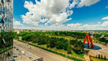 https://images.proimobil.md/Ya-rCOTsAZEaDpnY2xRwJkI2Lcpy5i3OQ5P2bLzyBCw/resize:fill:350:198:1/gravity:ce/bG9jYWw6Ly8vZXN0YXRlL2xyL2UyN2UyYmQyLWUwZTQtNDI3MC1hNGM4LWM1ZTI4NzZlMDJjMi5qcGVn