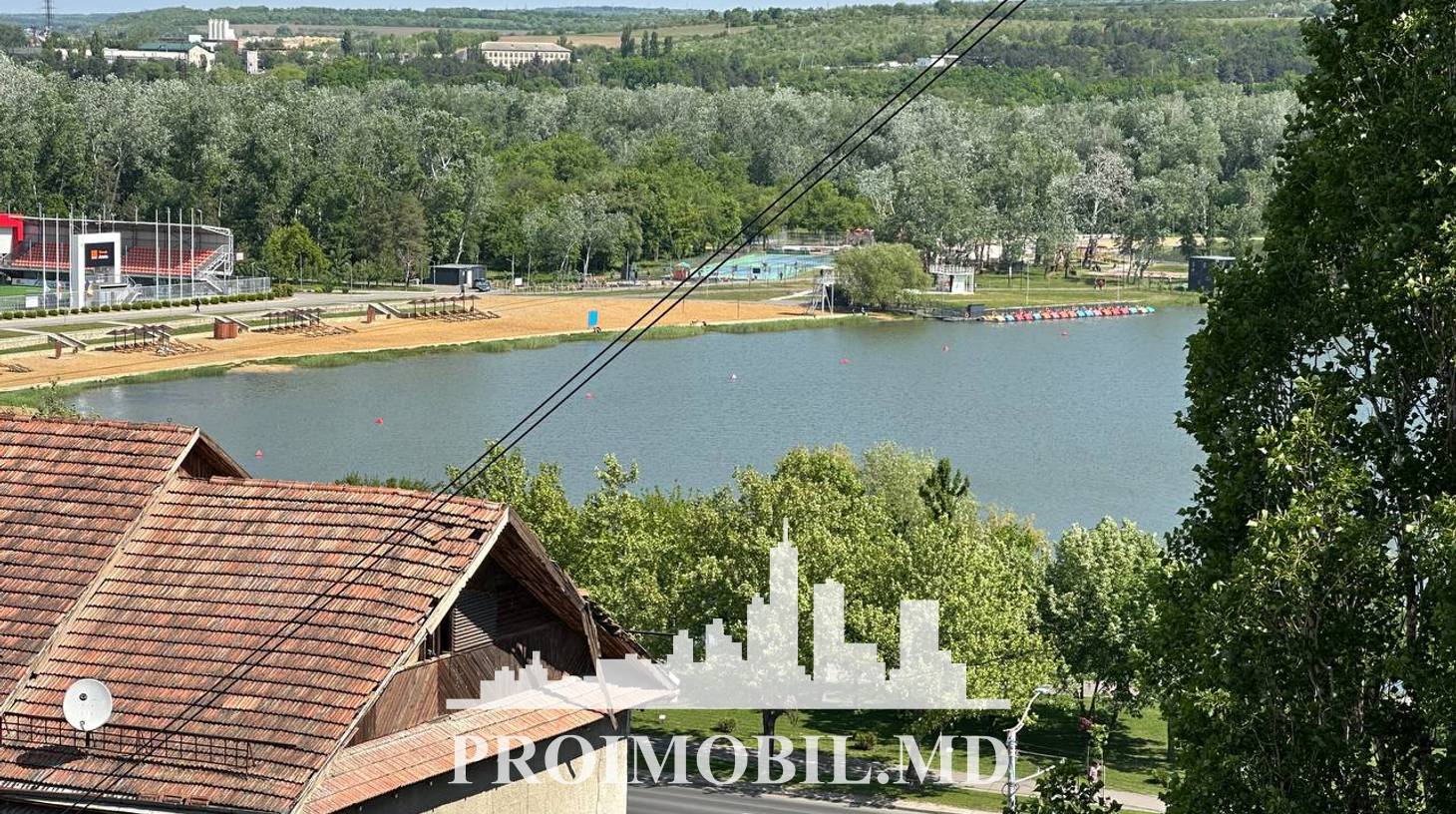 https://images.proimobil.md/YcBuRkf7fxPkoQd78_Vj-Zdl696pzM8gLf3oYZklDJA/watermark:0.75:so:0:30:0.39/resize:fill:1460:816:1/gravity:ce/bG9jYWw6Ly8vZXN0YXRlL2xyLzE2OTRlOTg5LTllZWQtNDY0NS1hNzdmLTg0MDg0ZGYxMzI3Mi5qcGVn