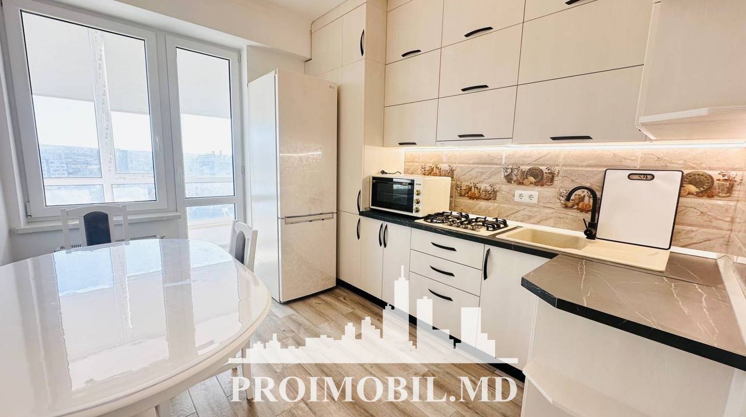 https://images.proimobil.md/YwiRtKHb9-4gLniJeN1DIbdVR4k1EApTJk5fFL26jK0/watermark:0.75:so:0:30:0.39/resize:fill:1460:816:1/gravity:ce/bG9jYWw6Ly8vZXN0YXRlL2xyL2NiMmZkNjBiLTYxMmMtNGM3MS1iYTI2LWNkMWY1MDljZWFkMC5qcGVn