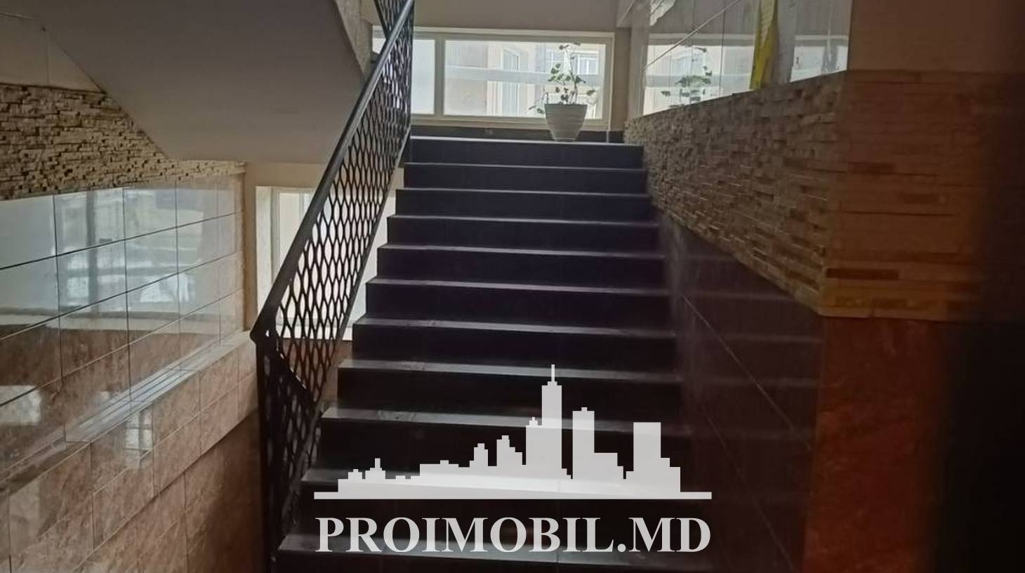 https://images.proimobil.md/YyK-4gJ8yikqzy-uGkuDpS7bHiFPPI7fZdGtI065q0s/watermark:0.75:so:0:30:0.39/resize:fill:1460:816:1/gravity:ce/bG9jYWw6Ly8vZXN0YXRlL2xyL2VhNWI5YmFmLThlZWQtNGQwYi1hM2JmLTM4Y2IxYjZmNWY5My5qcGVn