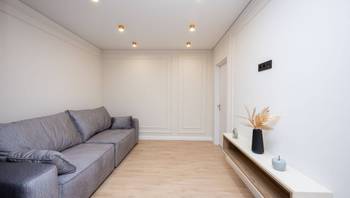 https://images.proimobil.md/Z3DmIMSt0wxcXrNPKX6kihN1dob3fzZxUQpWdO-a6lM/resize:fill:350:198:1/gravity:ce/bG9jYWw6Ly8vZXN0YXRlL2xyLzA0Mjc0YmEyLTM0MzUtNDg2Yi1hMGM2LTQ4ODRjZDM1NmQ4OS5qcGVn