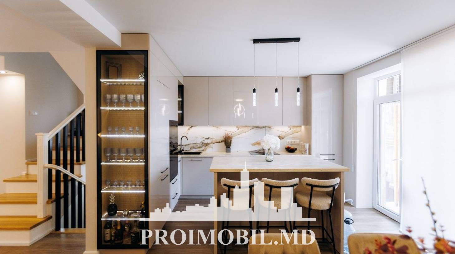 https://images.proimobil.md/Z3YyRpN3BB_cGfeC9RMVhW_-B3U1ClI_tmnISCAuOuA/watermark:0.75:so:0:30:0.39/resize:fill:1460:816:1/gravity:ce/bG9jYWw6Ly8vZXN0YXRlL2xyLzhiOGYyZTFiLTZmMDQtNDhkMS1hM2Y4LTIyODgxNTZkYjM1Mi5qcGVn