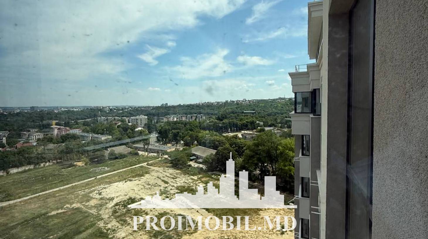 https://images.proimobil.md/Z6jtPsrqCXItdHT1g3LLofYWPrIGj-RUi1UZMpNcMR0/watermark:0.75:so:0:30:0.39/resize:fill:1460:816:1/gravity:ce/bG9jYWw6Ly8vZXN0YXRlL2xyLzAyY2VhOTk5LTI4ZjMtNGRhOC1iZTQ5LTlhOTA2ZjlhODU5ZC5qcGVn