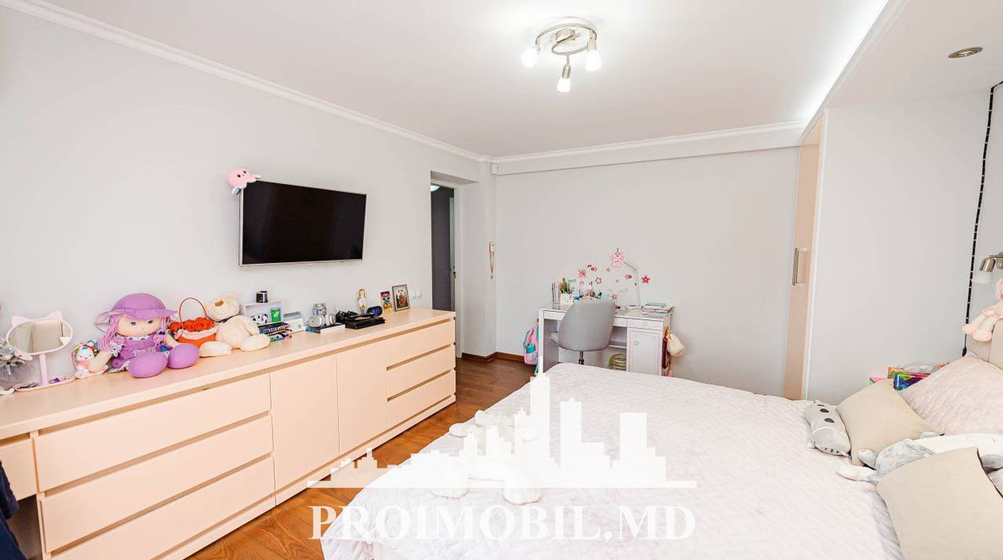 https://images.proimobil.md/ZC_2_9RqChcnoSMVAoOszqXZLjkr5ksVKpw-hEa9Fio/watermark:0.75:so:0:30:0.39/resize:fill:1460:816:1/gravity:ce/bG9jYWw6Ly8vZXN0YXRlL2xyLzMxYjUzZTIwLTZhZjktNDk5NC05NmI3LTcwYjAyNjQwYmY4OC5qcGVn
