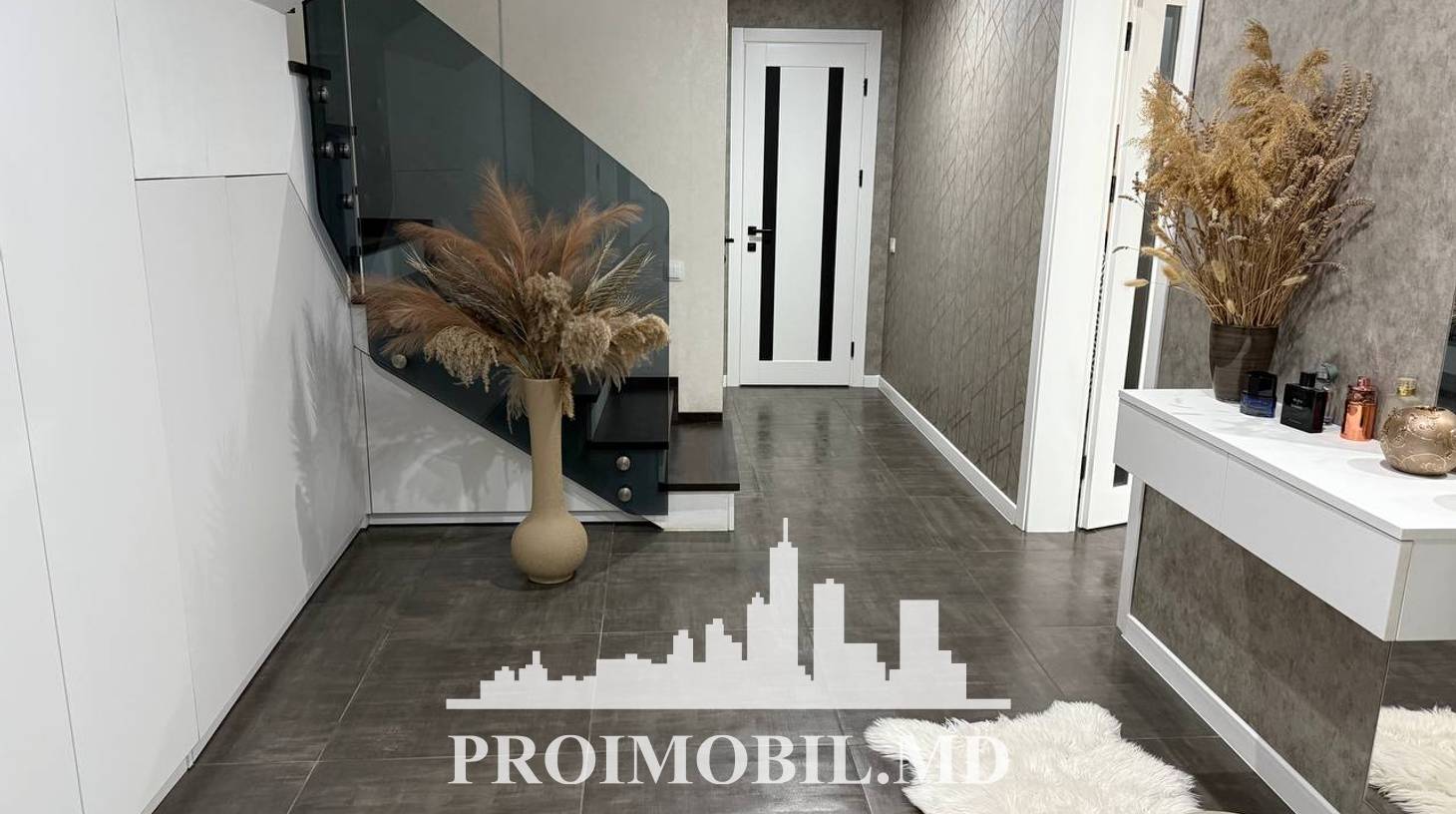 https://images.proimobil.md/ZM-1TtOlJfoZw_2mVW8x8YSif6sH4gPuNwGf2qYWkZI/watermark:0.75:so:0:30:0.39/resize:fill:1460:816:1/gravity:ce/bG9jYWw6Ly8vZXN0YXRlL2xyLzc1NGY5ZDdhLTJlNTUtNGI3ZS05ODg5LTU1ZmU2MzJlMjFkYi5qcGVn