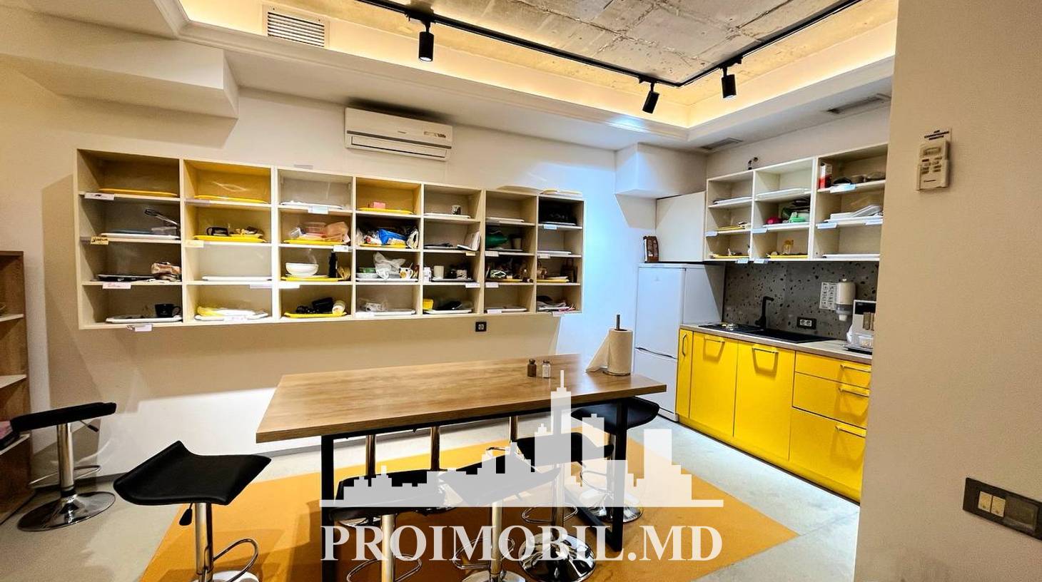 https://images.proimobil.md/ZNmsl7qOjjsbZEhWpBTgf4eo_l1w6iPG58PlO_q1P9E/watermark:0.75:so:0:30:0.39/resize:fill:1460:816:1/gravity:ce/bG9jYWw6Ly8vZXN0YXRlL2xyL2M0MjY0NGQwLWVhMDMtNGFiNy1hZjdjLWY3MmVmMDhiZGE2OC5qcGVn