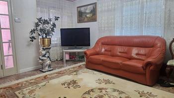 https://images.proimobil.md/_1UEa-3XaHEDM6o0w8qjrkvUdSalOTLqZJrpzAe1nZ4/resize:fill:350:198:1/gravity:ce/bG9jYWw6Ly8vZXN0YXRlL2xyL2IzMzEzNzMzLTU3YWEtNDJhNS1iMjU0LTBjMGEzNTZjOTE2Mi5qcGVn