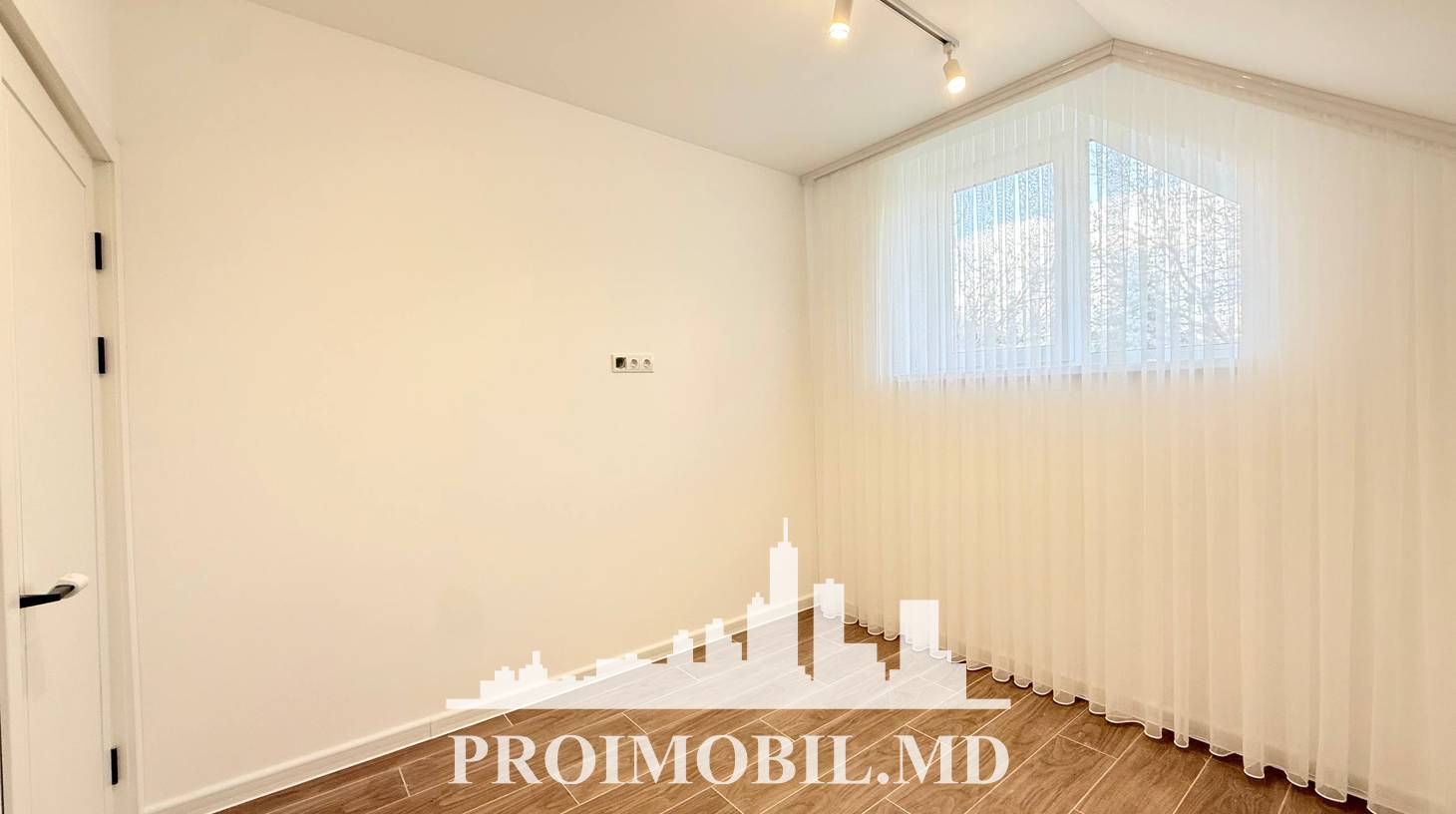 https://images.proimobil.md/_4ZCp22F811qBDm4kLVcxsuzXL3TXzxVhMlJWH9Fwos/watermark:0.75:so:0:30:0.39/resize:fill:1460:816:1/gravity:ce/bG9jYWw6Ly8vZXN0YXRlL2xyL2YyNzVlYjBlLWVmMDEtNDc0OS05MDI0LTkzZjk4NTkyYTU5YS5qcGVn