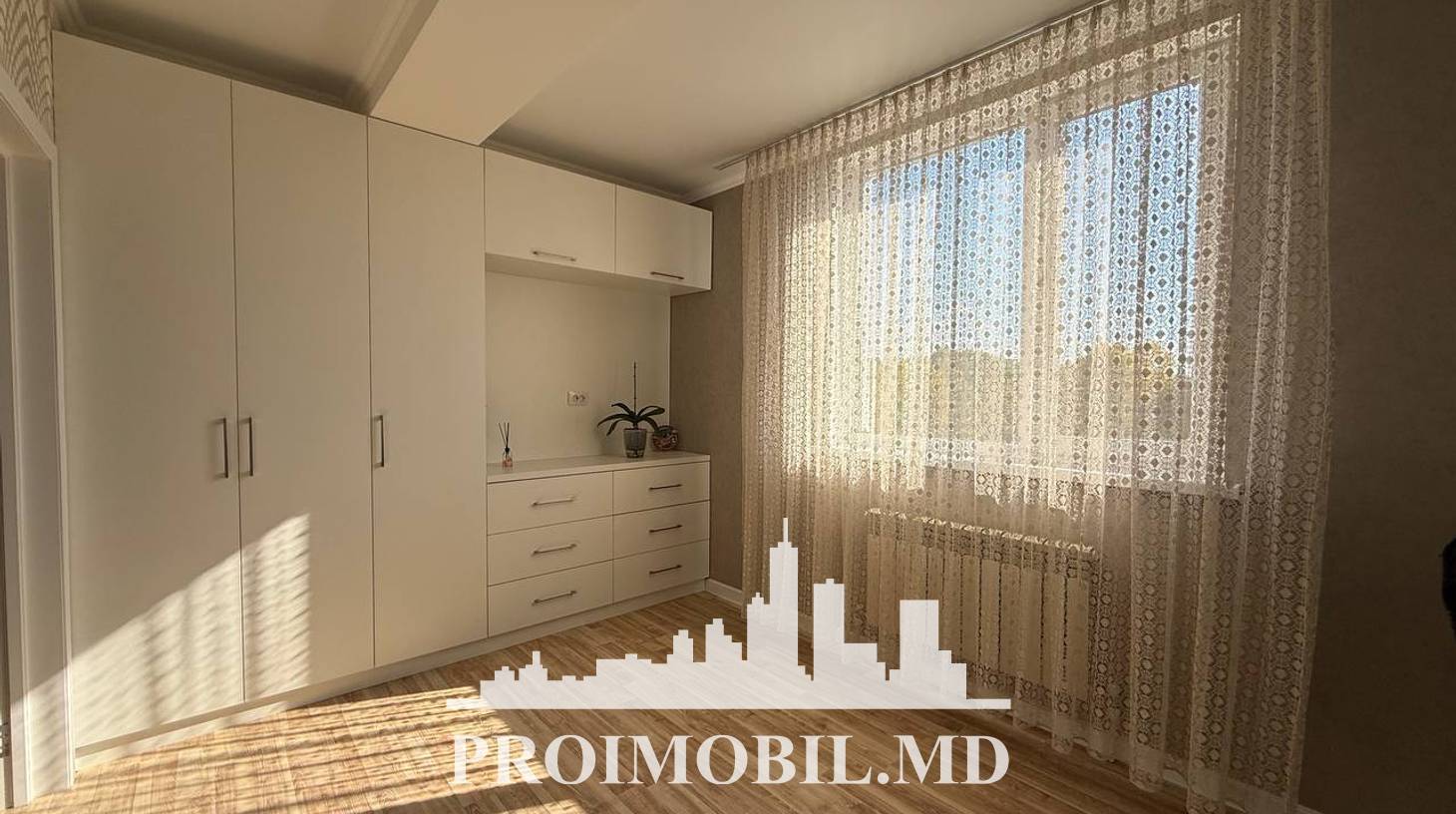 https://images.proimobil.md/_SEUYucVR2pu42HnpxZynyY_qsIFsAQR_BDQENJrRCQ/watermark:0.75:so:0:30:0.39/resize:fill:1460:816:1/gravity:ce/bG9jYWw6Ly8vZXN0YXRlL2xyL2ZjZTZmMThiLTM2NmMtNDQ4Ny1iMWJlLTAyMWE3MjNiYzRkNi5qcGVn