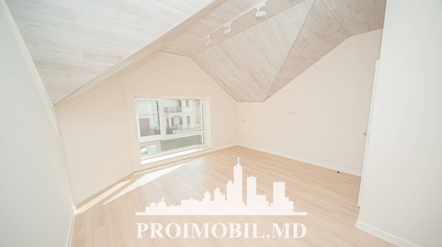 https://images.proimobil.md/_V3hEJNDn6_JH8HLd_XgHhdrjtuHFL5vbLIgib6NBYA/watermark:0.75:so:0:30:0.39/resize:fill:1460:816:1/gravity:ce/bG9jYWw6Ly8vZXN0YXRlL2xyLzlmZmVjZDNlLTY5YmMtNDQ0My1iODU3LTVkYzA5NzE0MjE5YS5qcGVn