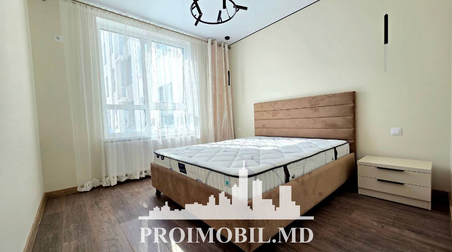 https://images.proimobil.md/_o4BcqW5q6qkVE-jeaHgFq86GgVqOKD8OyYrR1ia2Gc/watermark:0.75:so:0:30:0.39/resize:fill:1460:816:1/gravity:ce/bG9jYWw6Ly8vZXN0YXRlL2xyLzQxMmY1MDg0LTVlNTYtNDdhNi1iNmRlLTEzNGRlOTYyMjdlMi5qcGVn