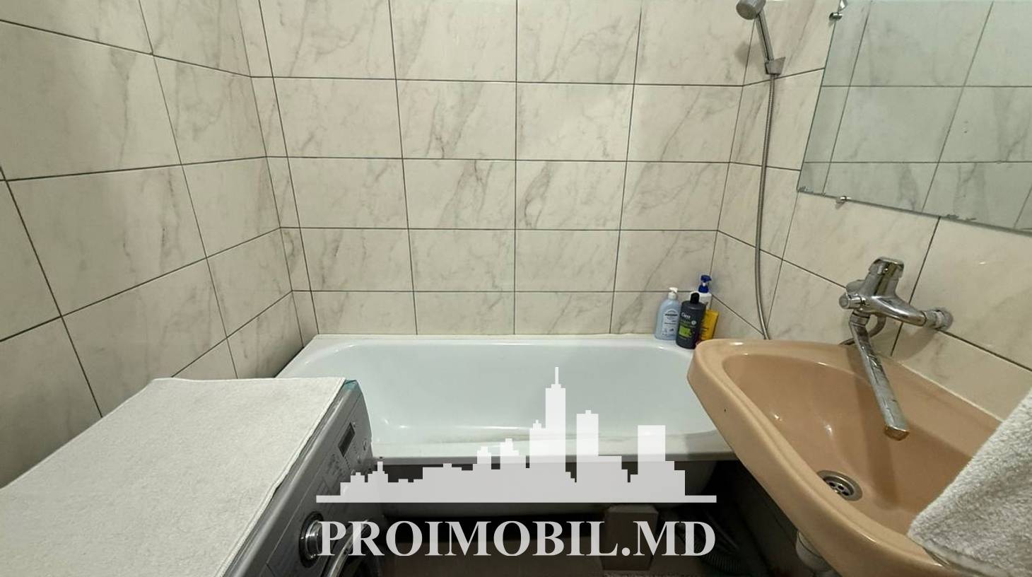 https://images.proimobil.md/_sI2cemHxxwYu5Io2gtrtB1R4q-pzjMnL0tlf-kvo3k/watermark:0.75:so:0:30:0.39/resize:fill:1460:816:1/gravity:ce/bG9jYWw6Ly8vZXN0YXRlL2xyLzM0ZjFlYzllLTU1ZGMtNDhkMC04NmU1LTYyY2Q4Y2UxZTZhMC5qcGVn