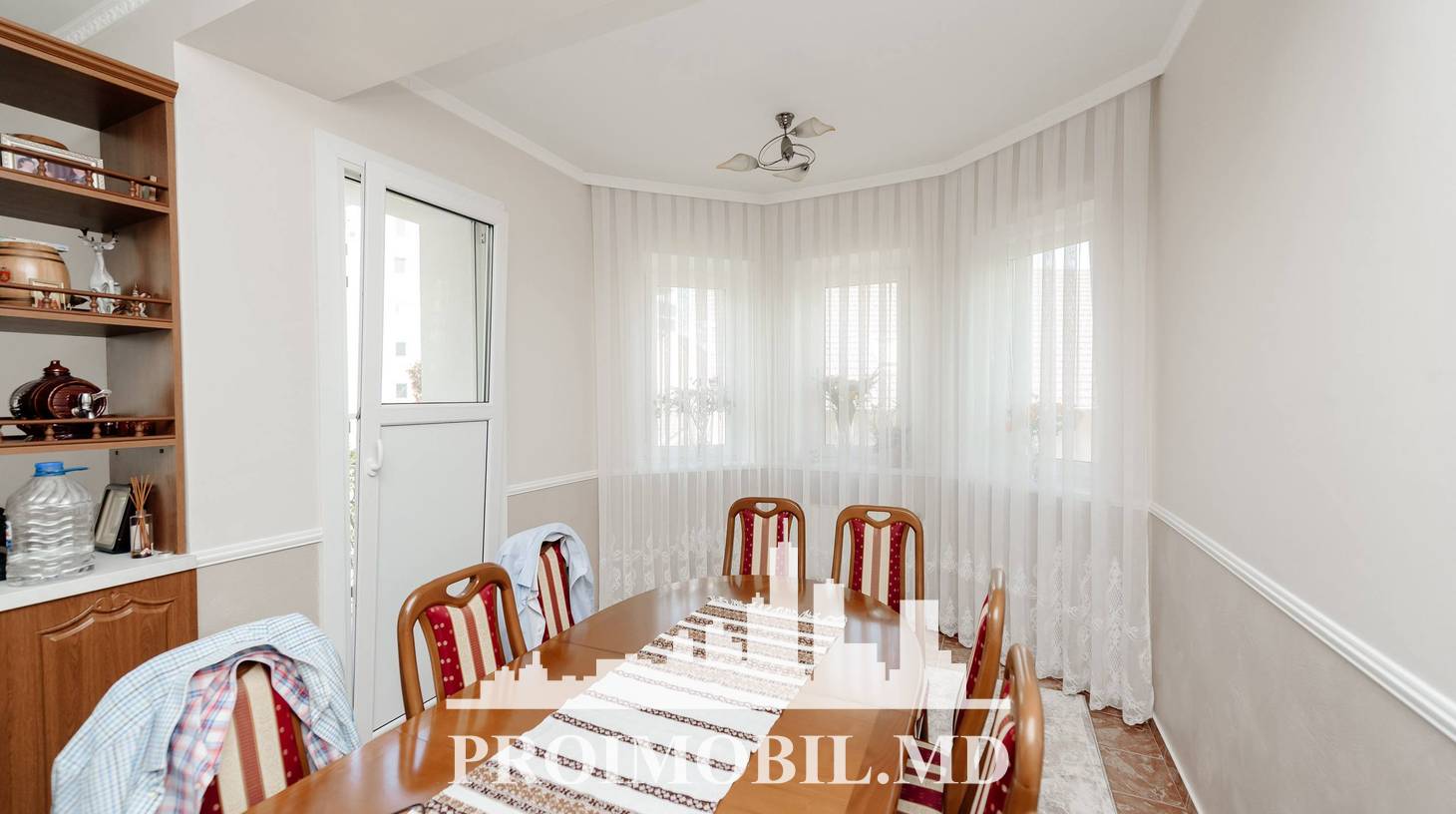 https://images.proimobil.md/abTNrk9Y10X0GASmESH2Iijnd0ZZ5lOBLuaddkRAqD4/watermark:0.75:so:0:30:0.39/resize:fill:1460:816:1/gravity:ce/bG9jYWw6Ly8vZXN0YXRlL2xyLzYxNzM4ZDIxLTI1NjYtNDk2Ny05NGM5LWJhZjYxODZlMmM3MS5qcGVn