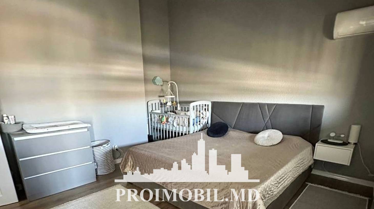 https://images.proimobil.md/au8H_SjJQq72s9YERrBvc4T_Oggai6UdX6qfsUPQpJA/watermark:0.75:so:0:30:0.39/resize:fill:1460:816:1/gravity:ce/bG9jYWw6Ly8vZXN0YXRlL2xyLzI4NWZiZDUxLWM0ODEtNDZhNi1iNDdiLTcwYmM1NDlhNzYzYy5qcGVn