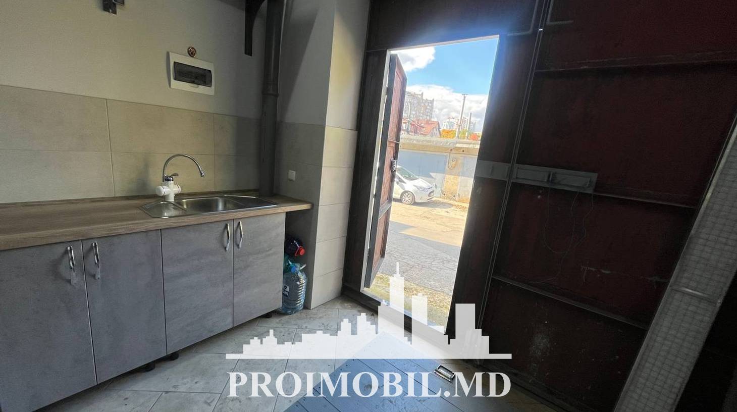 https://images.proimobil.md/b-M1CN0-0URlqzOTDhO7mEGwD23WnSW4EKhMi27zWuA/watermark:0.75:so:0:30:0.39/resize:fill:1460:816:1/gravity:ce/bG9jYWw6Ly8vZXN0YXRlL2xyL2FkNTQ1MGM3LTJhMjAtNDk1MC05ZDAwLWNhZTdhOGQxMWFkZC5qcGVn