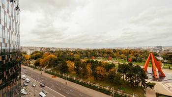 https://images.proimobil.md/b6MnX0LUeiTvXNroIOjntDUE2OzADBmbvHtq_mWIAaw/resize:fill:350:198:1/gravity:ce/bG9jYWw6Ly8vZXN0YXRlL2xyLzIwMWRjZjdlLTZkM2YtNDMzMS1iYzU1LTk0OGM4OGE4YzczZS5qcGVn