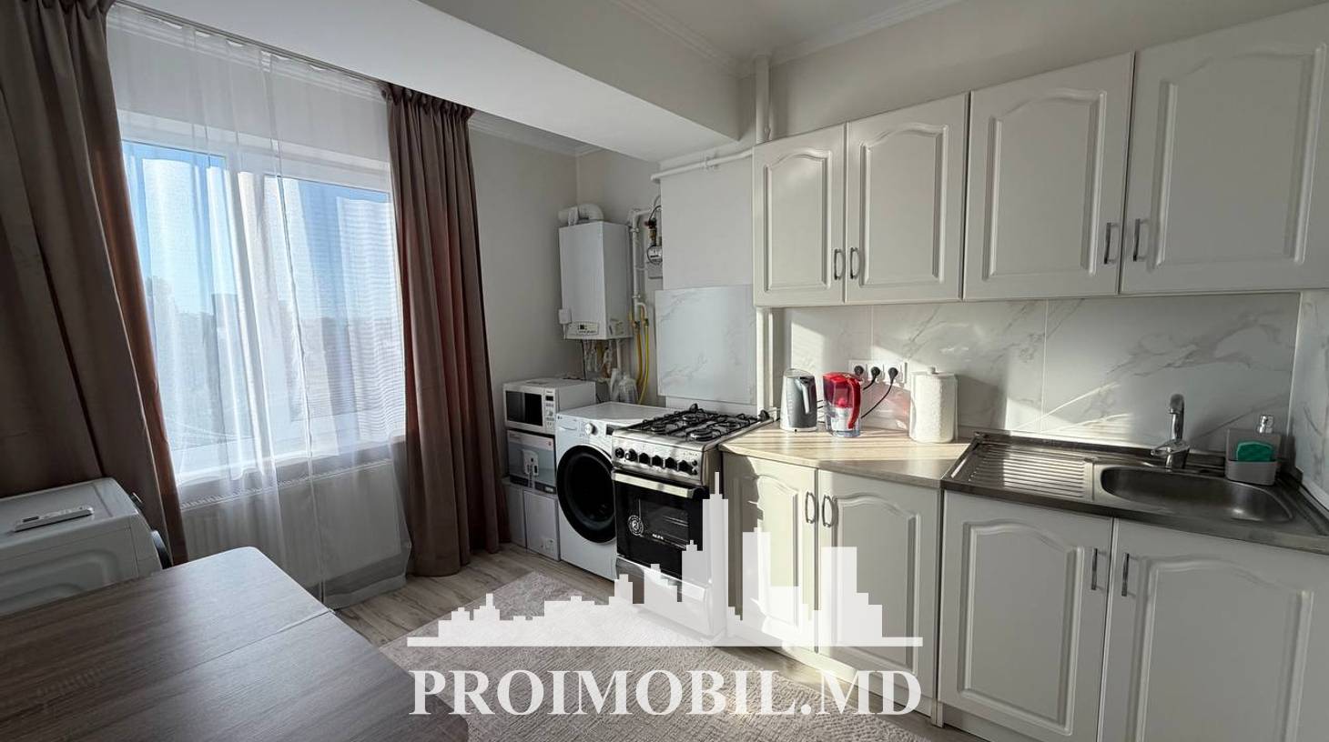 https://images.proimobil.md/b97iKD2S5jnoyL-W2Vax0F0kUIyR4VV_oBTwqQiJZyE/watermark:0.75:so:0:30:0.39/resize:fill:1460:816:1/gravity:ce/bG9jYWw6Ly8vZXN0YXRlL2xyLzk4ODRmZmE5LWMzZmQtNDczYy1hZTBjLTAyMDIwNTkyZTAzZS5qcGVn