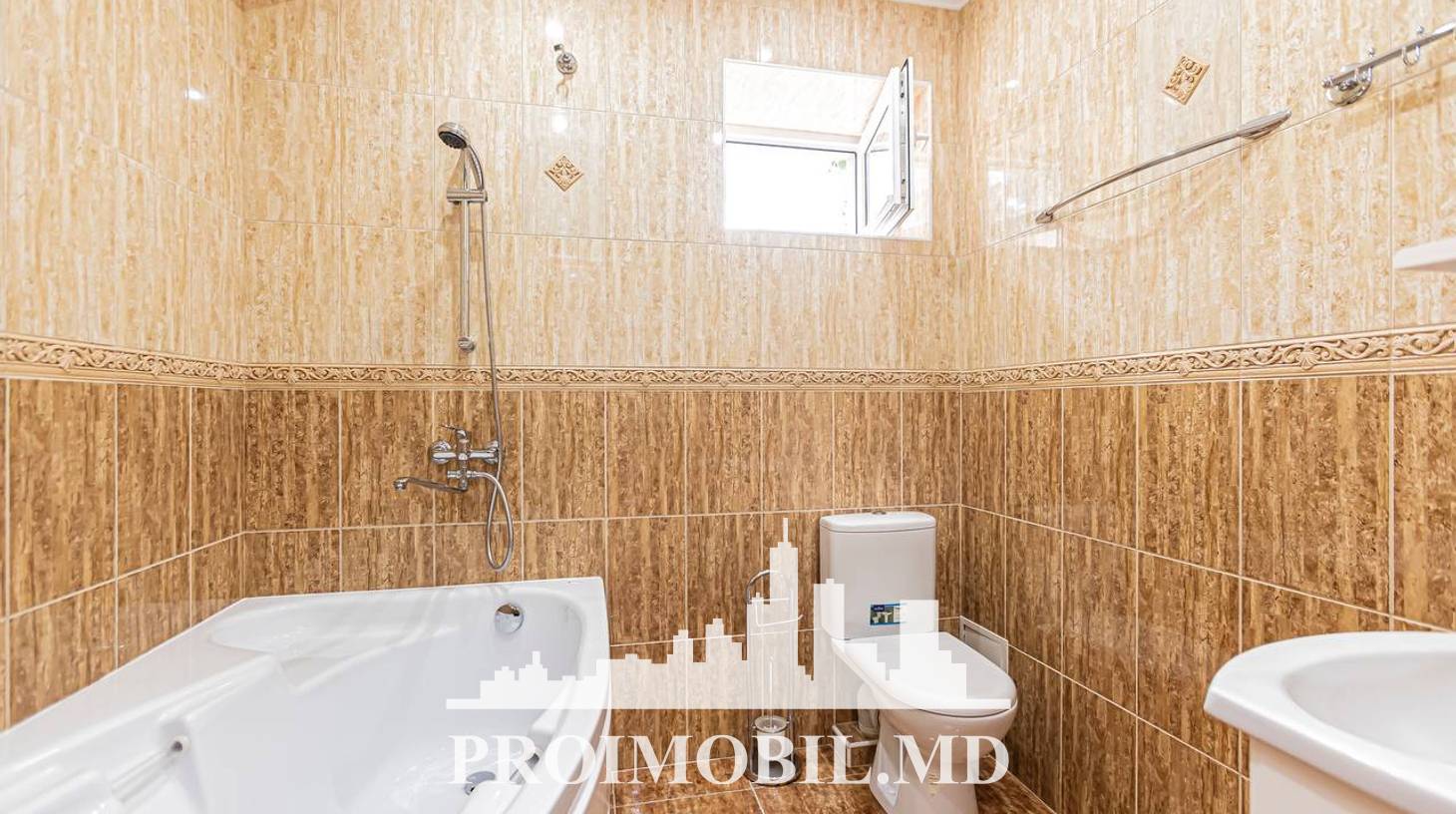 https://images.proimobil.md/bBLezqmKAQwThBkTlmsYZsZ1A2klYgZQjQW3gtT8gAc/watermark:0.75:so:0:30:0.39/resize:fill:1460:816:1/gravity:ce/bG9jYWw6Ly8vZXN0YXRlL2xyLzBkNmNhZDU3LTVjYjctNDk1MC04NWRhLWJhZWMwM2NmZjkyOC5qcGVn