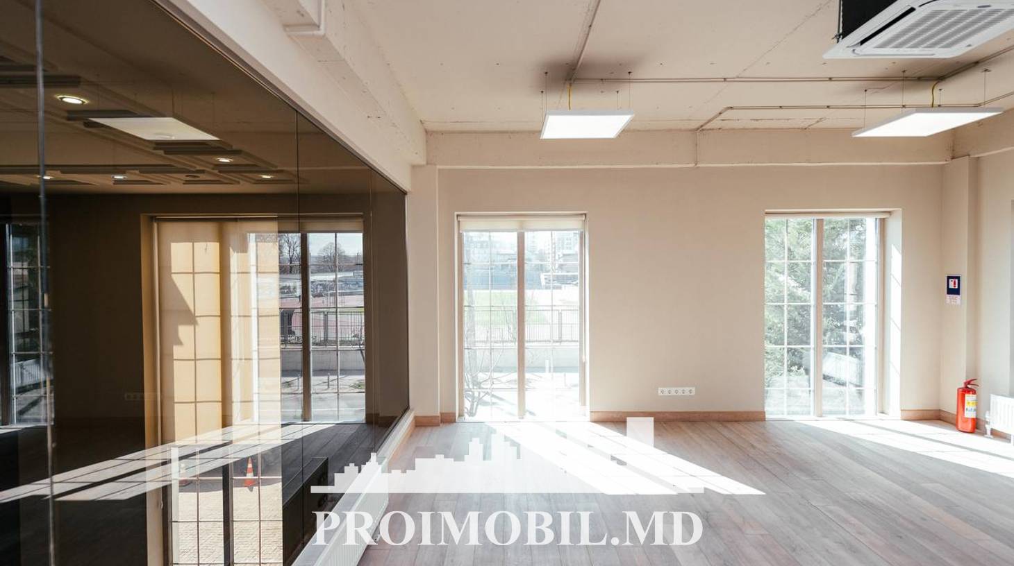 https://images.proimobil.md/bJg-_izxrCaBEASXTKh2d2L91jws9YMeFVhSP_1kRzY/watermark:0.75:so:0:30:0.39/resize:fill:1460:816:1/gravity:ce/bG9jYWw6Ly8vZXN0YXRlL2xyLzc3ZGZhYWFiLTMxOGQtNGM5Yy05OThmLTY4ODY1OTJiMDFlOC5qcGVn