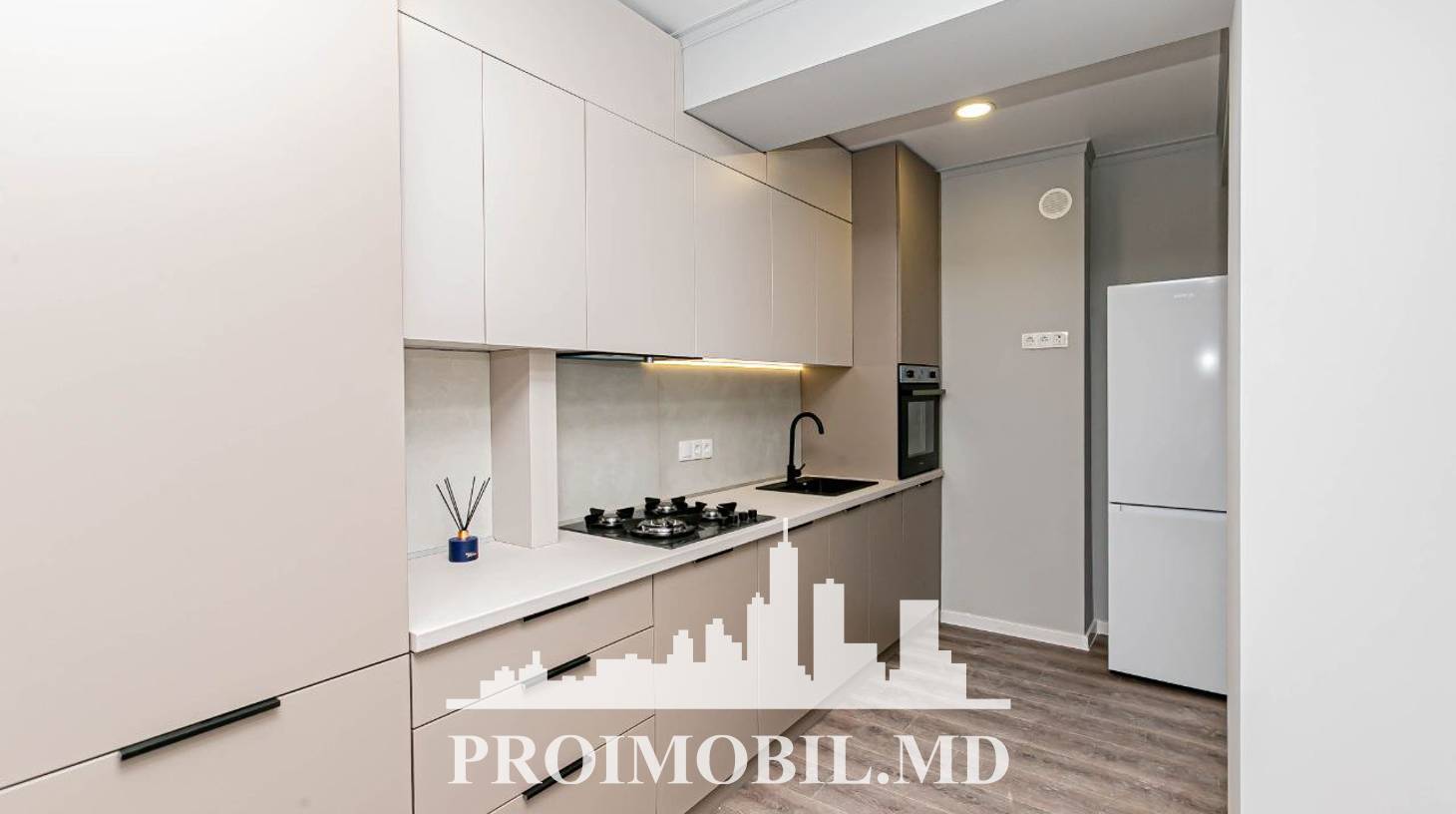 https://images.proimobil.md/bL_zLIo3cKBCUN8Q6D0W-HMvugPO9BoqlbZcdP1F_b0/watermark:0.75:so:0:30:0.39/resize:fill:1460:816:1/gravity:ce/bG9jYWw6Ly8vZXN0YXRlL2xyL2FiYmFmMjRmLTM2NmItNDBjZS04MWEzLTFiNDdlZjcwODczZC5qcGVn