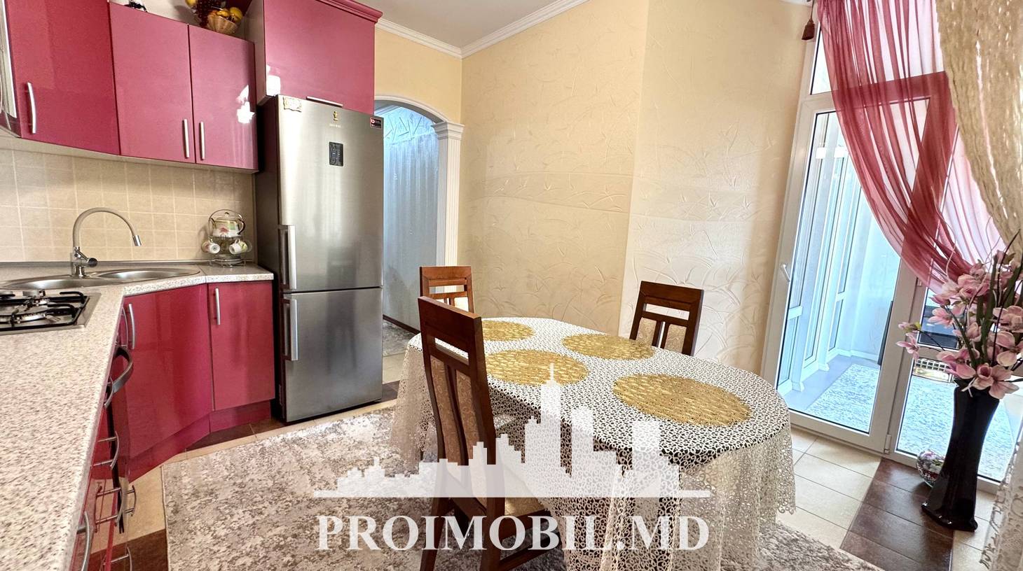 https://images.proimobil.md/bo0rOkjQs32u7jegQUJfyUEqh656KCYbLMw3aKKN27A/watermark:0.75:so:0:30:0.39/resize:fill:1460:816:1/gravity:ce/bG9jYWw6Ly8vZXN0YXRlL2xyL2M5Y2E3MTk3LWVhMWUtNGI4OC1iZTIyLTExZTJiZjdmN2NlMS5qcGVn