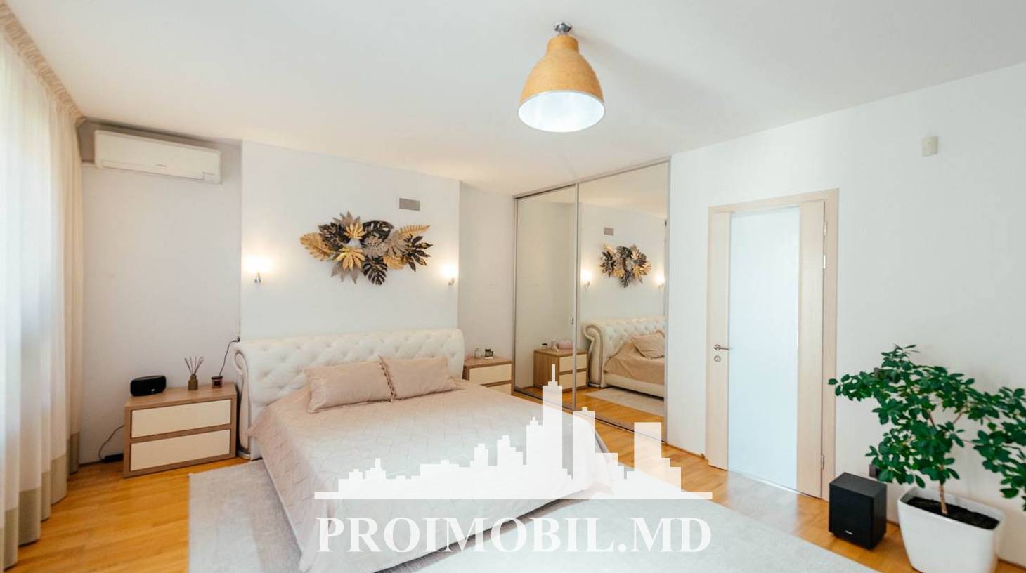 https://images.proimobil.md/bz8ciQwKpxHWX0ZX37o70u7uMdeLwqU6LpBunEaOYRk/watermark:0.75:so:0:30:0.39/resize:fill:1460:816:1/gravity:ce/bG9jYWw6Ly8vZXN0YXRlL2xyLzFlZGRkYTdmLThlYTEtNDcxOS1hM2NjLTc4MDc3YTI5MjVlNy5qcGVn