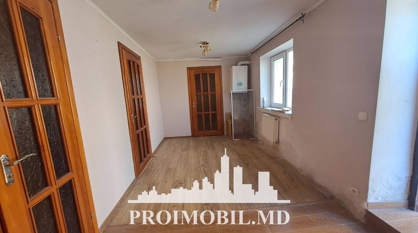 https://images.proimobil.md/c-Zxa9xgNbxA-O4MCQx_0h8211-ur6skVUfkdAl2lZw/watermark:0.75:so:0:30:0.39/resize:fill:1460:816:1/gravity:ce/bG9jYWw6Ly8vZXN0YXRlL2xyLzI2YmRkYjUyLTM0M2MtNDNhMy04NTFkLTYxOGZhZmFiYWM2Mi5qcGVn