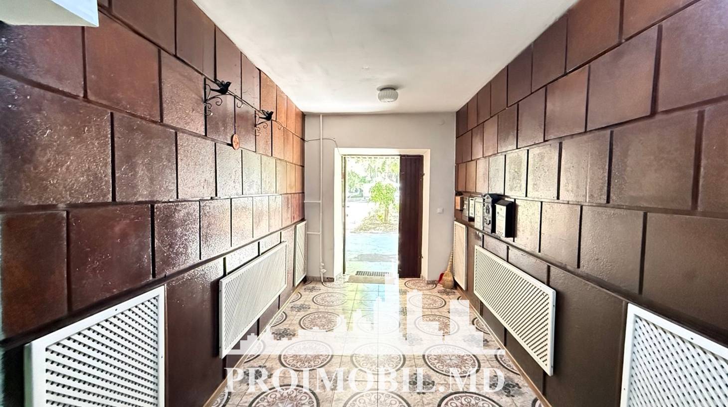 https://images.proimobil.md/c2nBmxxYw5As9ugsw8C2ZjCOyJCId_1Waqg0Hfl0ZHo/watermark:0.75:so:0:30:0.39/resize:fill:1460:816:1/gravity:ce/bG9jYWw6Ly8vZXN0YXRlL2xyL2Y2ZmQ0MDBjLTE4NjctNDQ0Ni04M2MxLWE1Y2I3MTc5YjA3MC5qcGVn