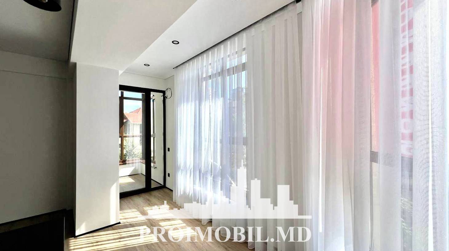 https://images.proimobil.md/cPr5LfJ3x7aABKTzY7Y2QfcQhUJ5TTXAO6ONzhrg85E/watermark:0.75:so:0:30:0.39/resize:fill:1460:816:1/gravity:ce/bG9jYWw6Ly8vZXN0YXRlL2xyLzc4NGU1ZWNmLTNkYzEtNDUyNy04ODA4LTBjNGZjNDdmNzBhMC5qcGVn