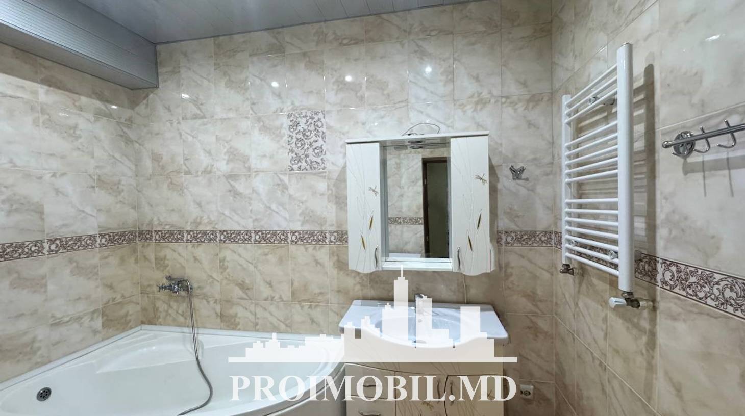 https://images.proimobil.md/cvzkOhDFdUSc01eRJ245Z3iHPecVmpR0vg8yOk_lHAs/watermark:0.75:so:0:30:0.39/resize:fill:1460:816:1/gravity:ce/bG9jYWw6Ly8vZXN0YXRlL2xyLzFhNTdjMzZkLWYxODYtNGI2NS04MWVlLTg3ZWUxYzI3NzU4My5qcGVn