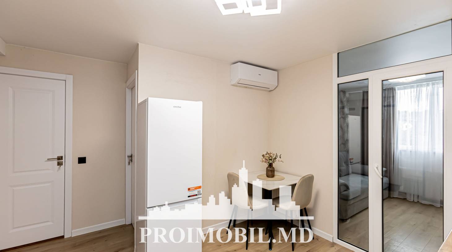 https://images.proimobil.md/cxydh-pjZuWqxltNraGcnC4MNcEkTUGjNWaYcsV6TsU/watermark:0.75:so:0:30:0.39/resize:fill:1460:816:1/gravity:ce/bG9jYWw6Ly8vZXN0YXRlL2xyL2M3MmRmZmRmLTg0MzUtNDM3OS05YzdjLWFkNTc2NmU2ZjRkZi5qcGVn