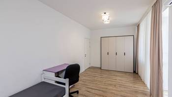 https://images.proimobil.md/dGvfT5oiweq1JzS9F-WoWBwYiKJiuBMTQrDc5fXfSAE/resize:fill:350:198:1/gravity:ce/bG9jYWw6Ly8vZXN0YXRlL2xyLzA5NTBkZWM2LTEwZjQtNGRjMy1iZWY1LWE4OTE5MzZjMGM1Ni5qcGVn