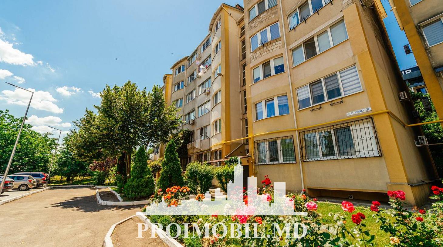 https://images.proimobil.md/dVnSTVgJ-kM_HmSj_TeOkRwcvyM29q3WpBPI1rc_7D4/watermark:0.75:so:0:30:0.39/resize:fill:1460:816:1/gravity:ce/bG9jYWw6Ly8vZXN0YXRlL2xyLzY1ZTU0MTg1LWZkNjMtNDcyZi1iNjMzLWU2YjdhZDZkMGVjZS5qcGVn