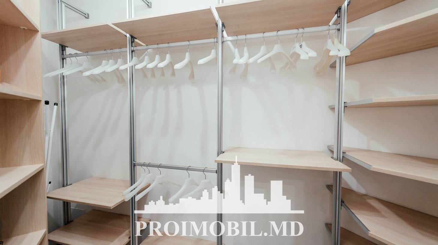 https://images.proimobil.md/dpp5BsjVQVMq3wgoUnX8zFM6J2Sp9U9kofsjBidDnPA/watermark:0.75:so:0:30:0.39/resize:fill:1460:816:1/gravity:ce/bG9jYWw6Ly8vZXN0YXRlL2xyL2I0NTJmMzNjLTljYTEtNDBlZC04Y2IzLWY2Mjg2N2E4M2IyNS5qcGVn