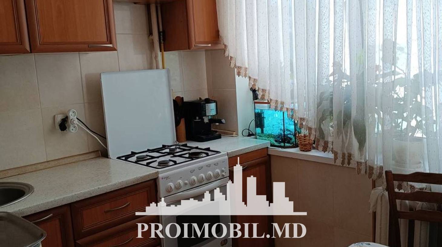 https://images.proimobil.md/e98ZuaLKEpbe8YAUfhjQBolqhoYP_u6_HHax1mYULes/watermark:0.75:so:0:30:0.39/resize:fill:1460:816:1/gravity:ce/bG9jYWw6Ly8vZXN0YXRlL2xyLzIzNDYxYjA2LWE0NmYtNGI2Ni04NTFiLTlmN2Q0YzkyZGUyNi5qcGVn