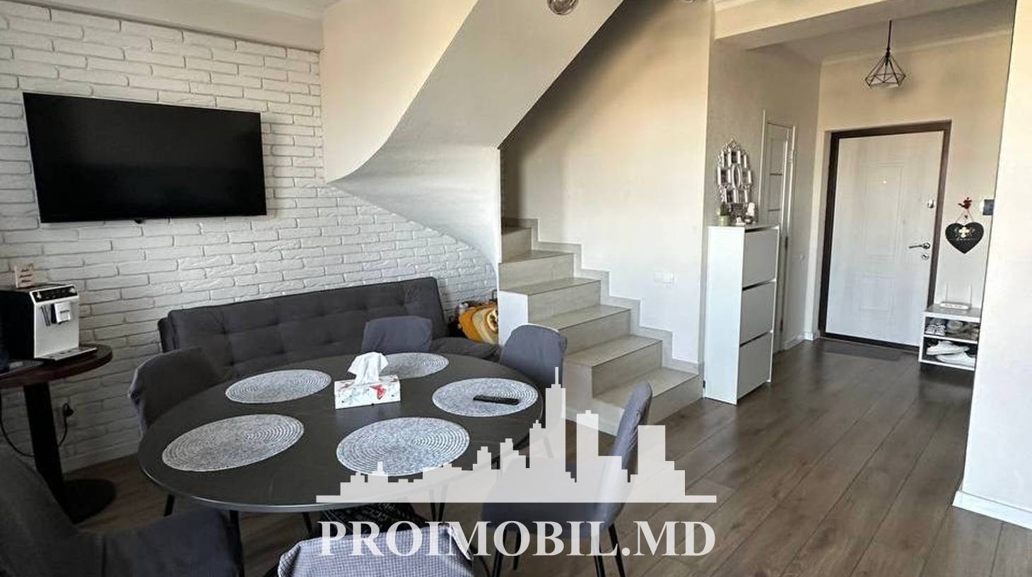 https://images.proimobil.md/ebkKmwHiMTMXT-zFgWUqFoJCF85c2he3dNhiW64yTKY/watermark:0.75:so:0:30:0.39/resize:fill:1460:816:1/gravity:ce/bG9jYWw6Ly8vZXN0YXRlL2xyLzViZWNlN2IyLTcyMzYtNDcwNi1hMzk4LWIzYmU0ODA5OGVlOC5qcGVn